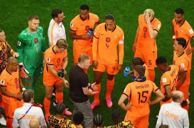 Timnas Belanda saat jeda hidrasi. (dok:Completesports)