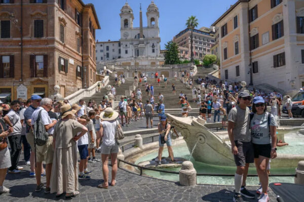 Warga di Roma, Italia yang dilanda gelombang panas (dok; Antonio Masiello/Getty Images)