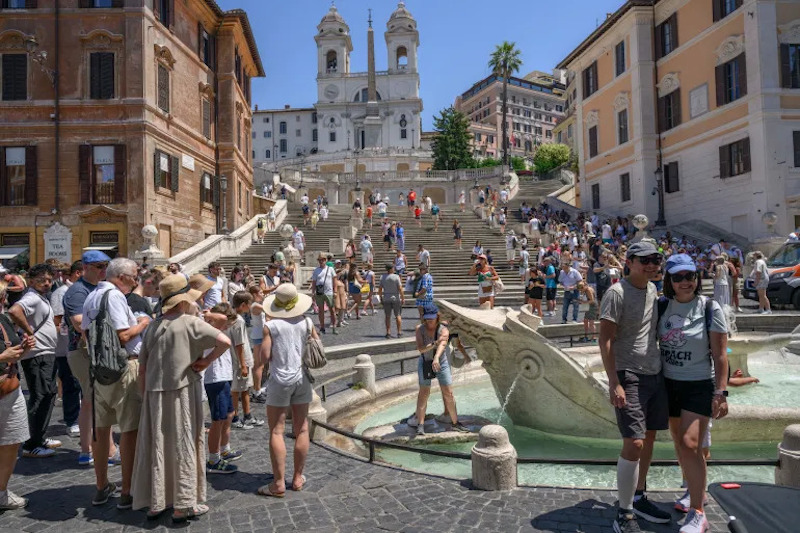 Warga di Roma, Italia yang dilanda gelombang panas (dok; Antonio Masiello/Getty Images)
