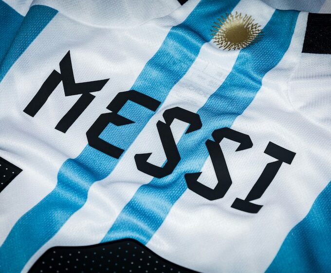 Nama Lionel Messi masih menjadi daya tarik, termasuk untuk produk asesoris Piala Dunia 2026. (Unsplash/Dwlly)