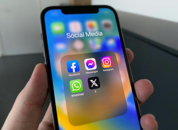 Media sosial kini menjadi medium masyarakat dalam mengakses berita. (dok: Unsplash/Julian)