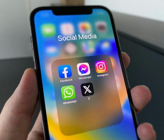 Media sosial kini menjadi medium masyarakat dalam mengakses berita. (dok: Unsplash/Julian)