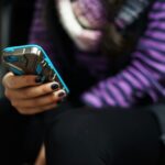 Seorang siswa menggunakan Ponsel (Unsplash/Julie Ricard)