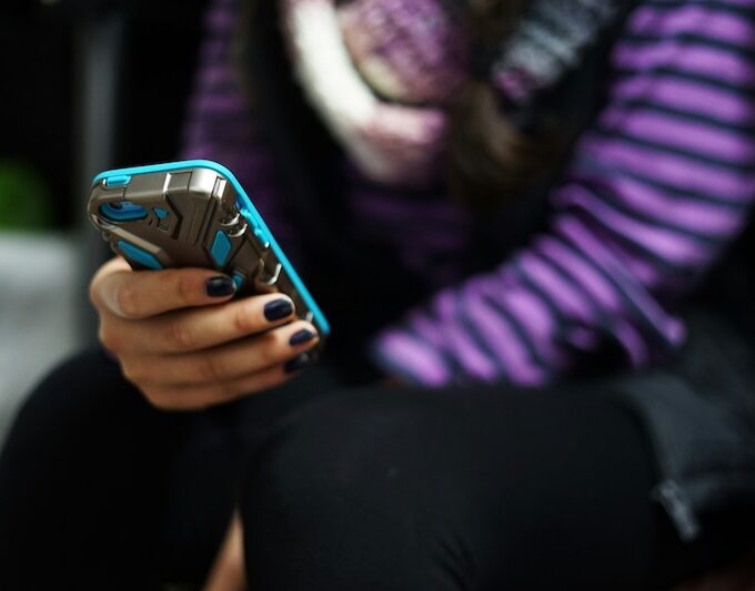 Seorang siswa menggunakan Ponsel (Unsplash/Julie Ricard)