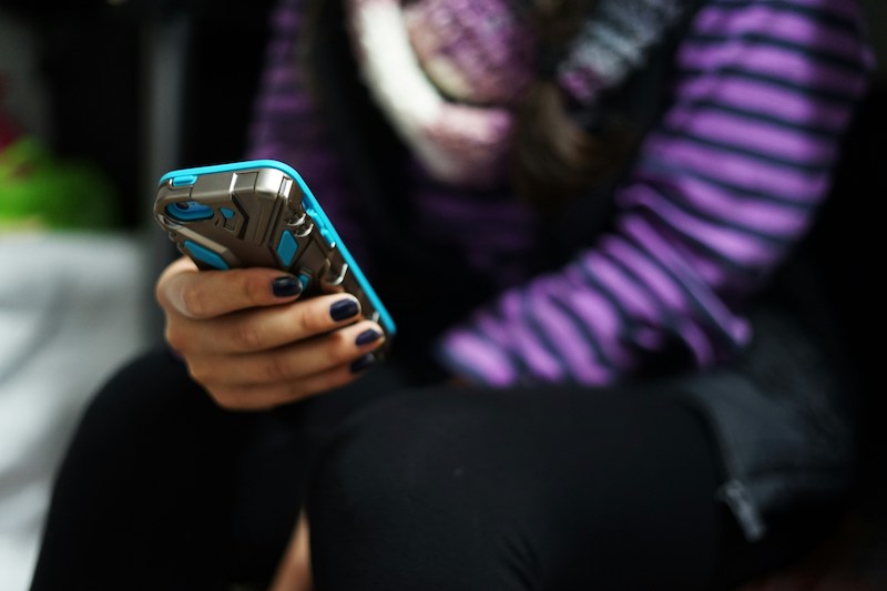Seorang siswa menggunakan Ponsel (Unsplash/Julie Ricard)
