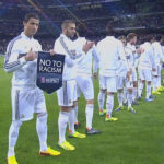 Cristiano Ronaldo membawa plakat kampanye antirasis (dok:UEFA)