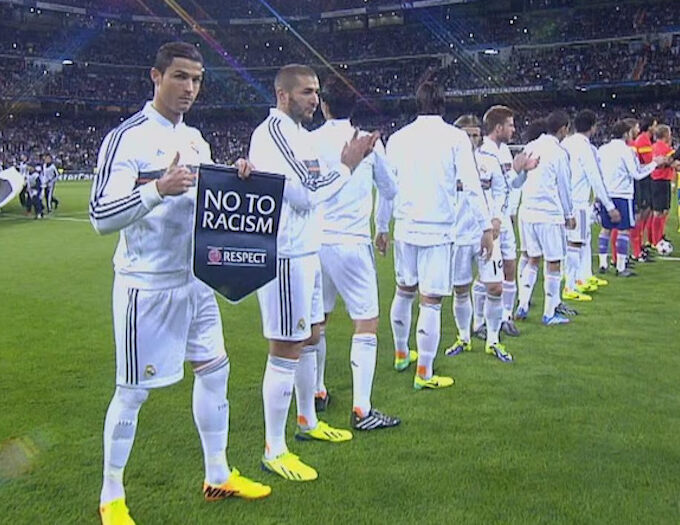 Cristiano Ronaldo membawa plakat kampanye antirasis (dok:UEFA)