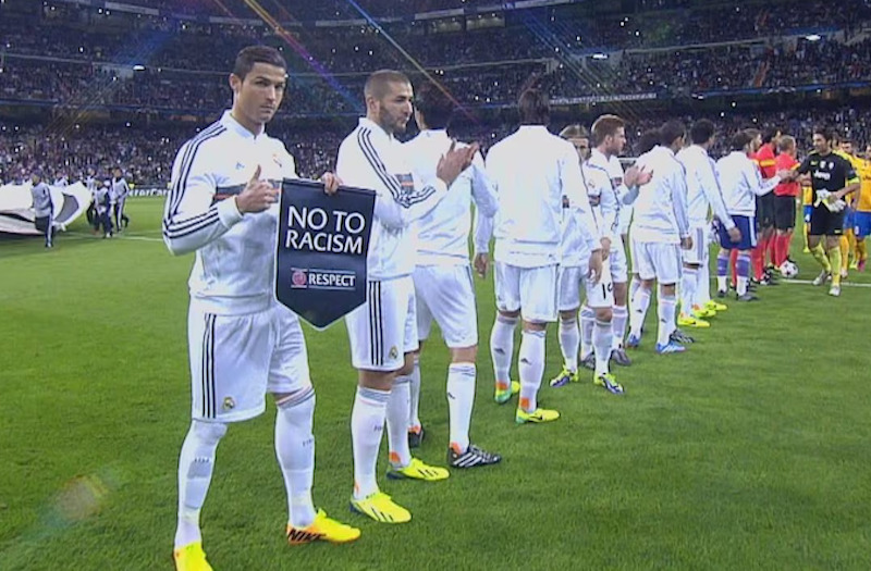 Cristiano Ronaldo membawa plakat kampanye antirasis (dok:UEFA)