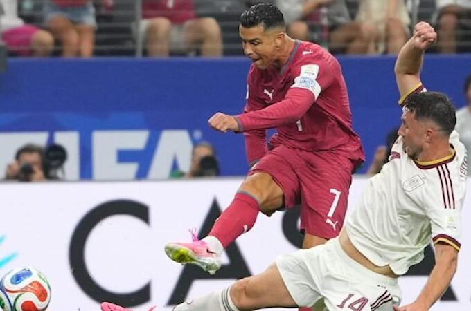 Cristiano Ronaldo dan Aymeric Laporte. (Dok:MundoDeportivo/Julio Cortez/Ap-LaPresse)