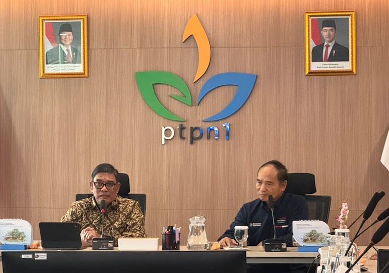 Dirut PTPN I Abdul Rivai Ras (kiri) (dok:PTPN)
