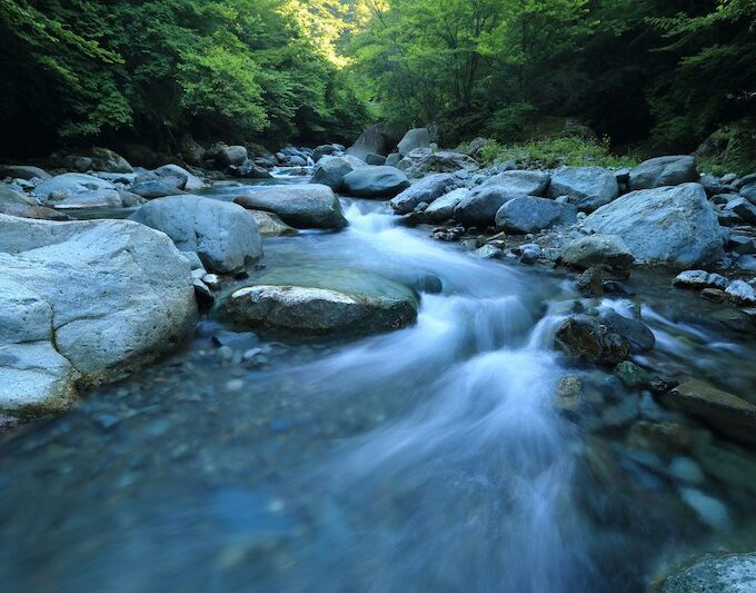 Air yang mengalir di sebuah sungai (Ilustrasi: Unsplash/Kazuend)