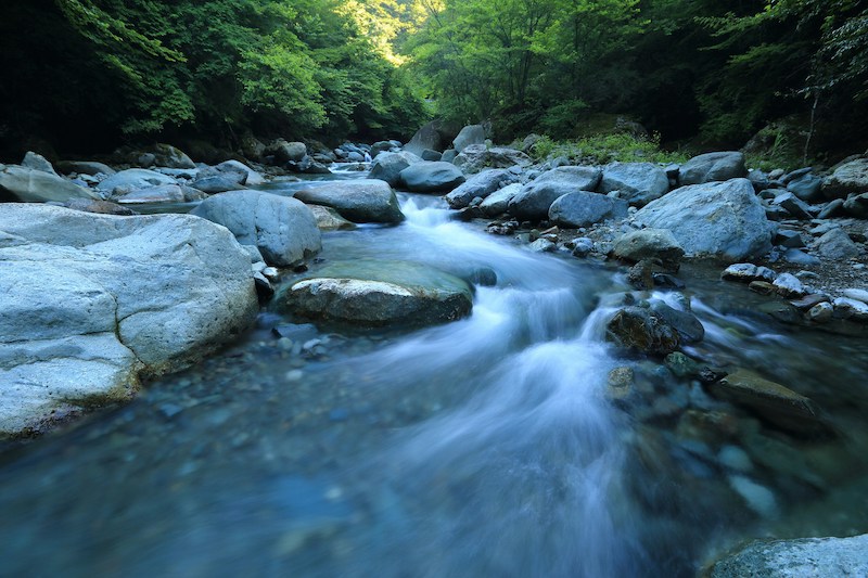 Air yang mengalir di sebuah sungai (Ilustrasi: Unsplash/Kazuend)