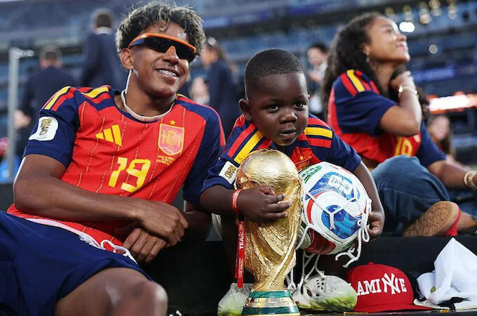 Lamine Yamal dan adik laki-lakinya, Keyne (dok:FIFA)