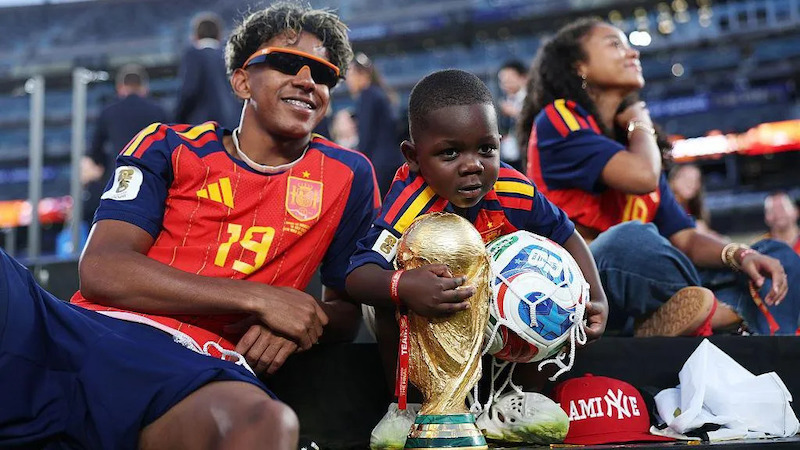 Lamine Yamal dan adik laki-lakinya, Keyne (dok:FIFA)