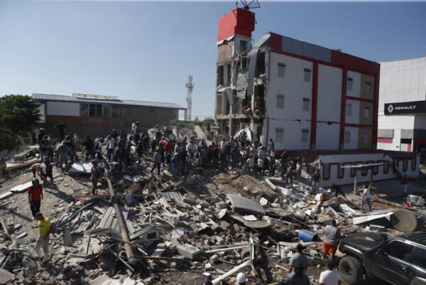 Warga berjalan melewati reruntuhan bangunan yang ambruk setelah gempa bumi di Cali, Kolombia, 10 Agustus 2026. Foto: Ernesto Guzmán Jr/EPA