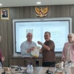 Dr Nicolaas Warouw (kiri) dan Dr Andi Achdian seusai acara diskusi di Universitas Nasional, Rabu (26/8/2026) (foto: Adi)