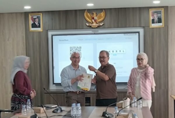Dr Nicolaas Warouw (kiri) dan Dr Andi Achdian seusai acara diskusi di Universitas Nasional, Rabu (26/8/2026) (foto: Adi)