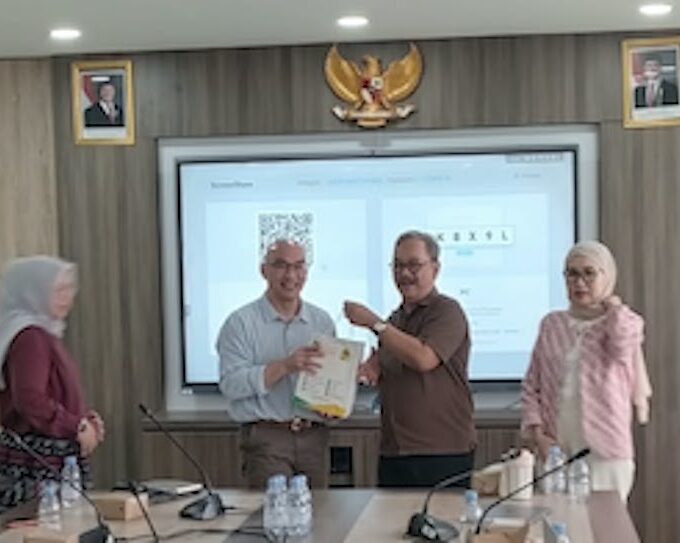 Dr Nicolaas Warouw (kiri) dan Dr Andi Achdian seusai acara diskusi di Universitas Nasional, Rabu (26/8/2026) (foto: Adi)