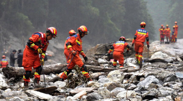 Petugas berusaha mencari korban banjir di Nepal. (cnsphoto/Reuters)