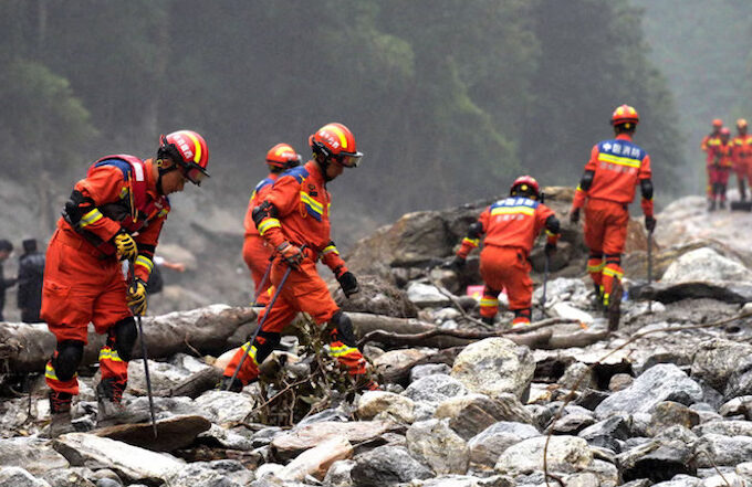 Petugas berusaha mencari korban banjir di Nepal. (cnsphoto/Reuters)