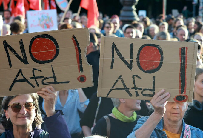 Para pengunjuk rasa menentang AfD (Dok: Clemens Bilan/EPA)
