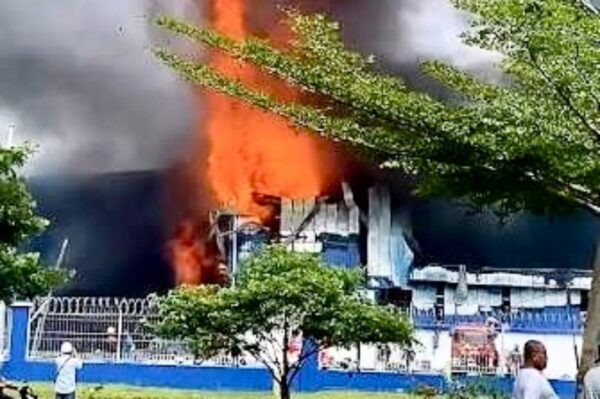 Pabrik Terbakar