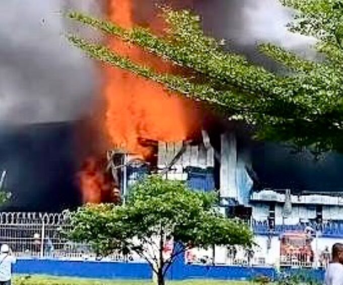 Pabrik Terbakar