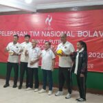 Ketua PP PBVSI Imam Sudjarwo (tengah) saat melepas keberangkatan tim voli Indonesia yang akan berlaga di Asian Games 2026. (dok:Adi/Bisnistoday)