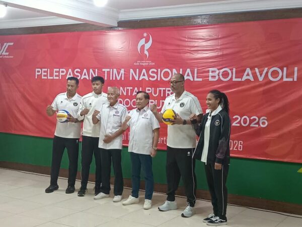 Ketua PP PBVSI Imam Sudjarwo (tengah) saat melepas keberangkatan tim voli Indonesia yang akan berlaga di Asian Games 2026. (dok:Adi/Bisnistoday)