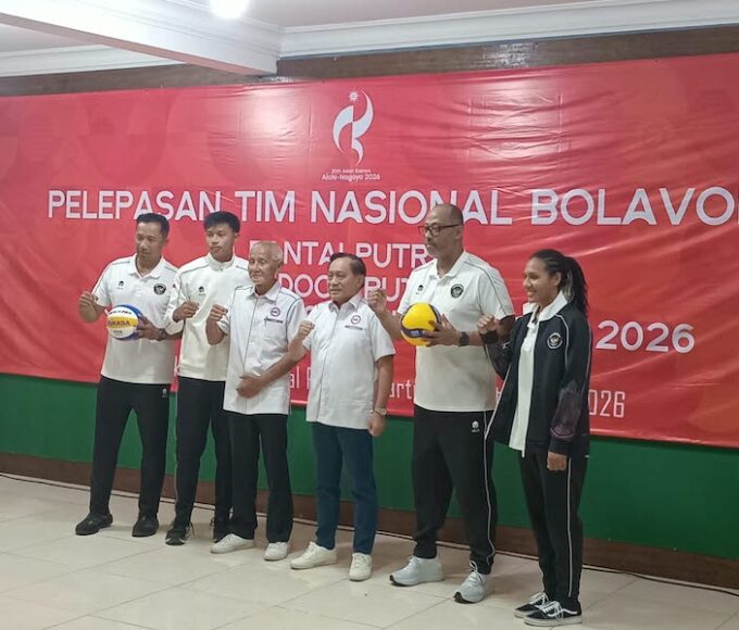 Ketua PP PBVSI Imam Sudjarwo (tengah) saat melepas keberangkatan tim voli Indonesia yang akan berlaga di Asian Games 2026. (dok:Adi/Bisnistoday)