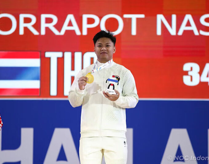 Lifter Indonesia, Rahmat Erwin, saat meraih emas di SEA Games 2025. (dok: NOC Indonesia)