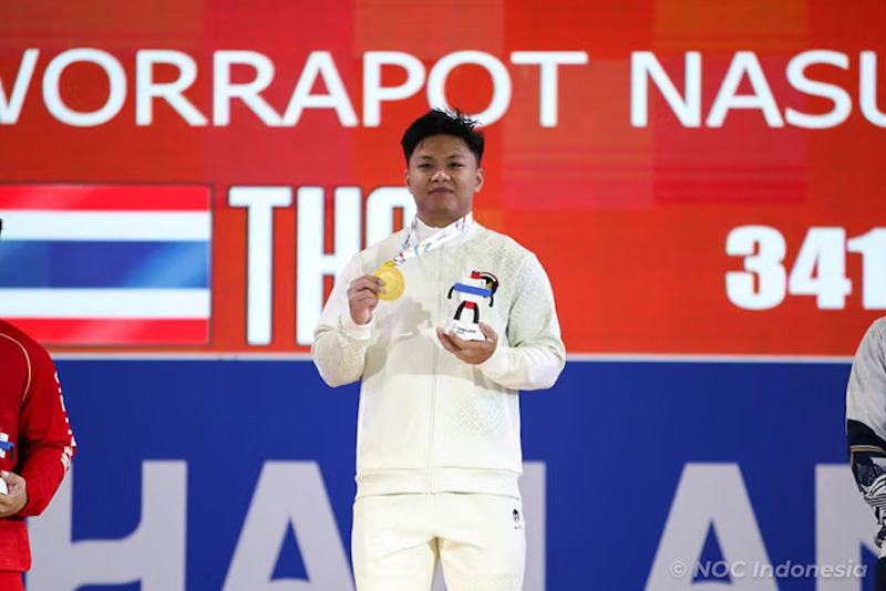 Lifter Indonesia, Rahmat Erwin, saat meraih emas di SEA Games 2025. (dok: NOC Indonesia)
