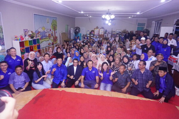Menteri Koordinator Bidang Infrastruktur dan Pembangunan Kewilayahan Agus Harimurti Yudhoyono (AHY) berdialog warga Pertukangan Utara, Jakarta Selatan. dok: Kuda Biru Project)