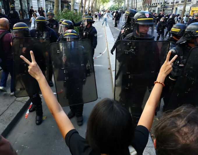 Polisi antihuru-hara berhadapan dengan siswa SMA saat unjuk rasa di Paris [Yves Herman/Reuters]