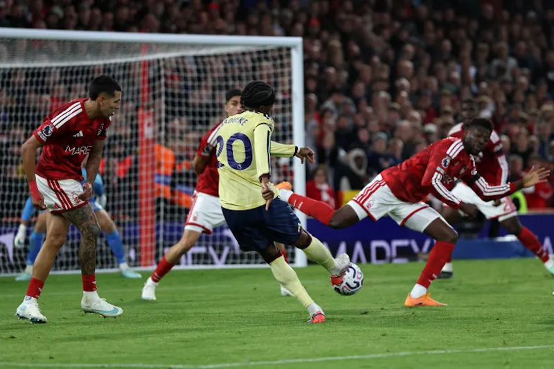 Noni Madueke mencetak gol kemenangan untuk Arsenal di City Ground [AFP]