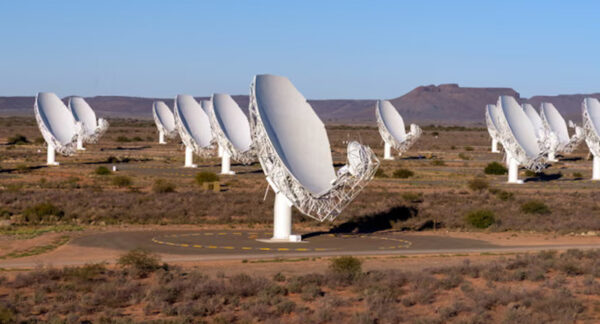 Para ilmuwan mendeteksi semburan tersebut menggunakan teleskop radio MeerKAT di Afrika Selatan dan kemudian mengidentifikasi galaksi induknya menggunakan teleskop antariksa James Webb milik NASA. Foto: Brendon Wainwright/Wikipedia.