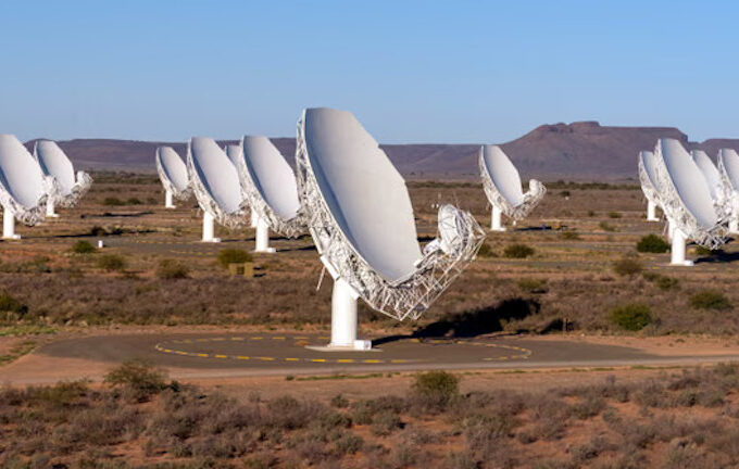 Para ilmuwan mendeteksi semburan tersebut menggunakan teleskop radio MeerKAT di Afrika Selatan dan kemudian mengidentifikasi galaksi induknya menggunakan teleskop antariksa James Webb milik NASA. Foto: Brendon Wainwright/Wikipedia.